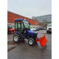 Снегоуборочный трактор Farmtrac 35 с кабиной и отвалом
