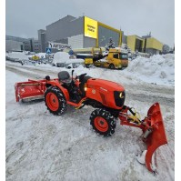 Трактор Kubota с отвалом и щеткой