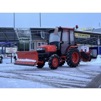 Снегоуборочный минитрактор Kubota L3408 с отвалом, щеткой и кабиной