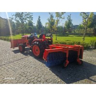 Снегоуборочный трактор Kubota A211N с отвалом и щеткой